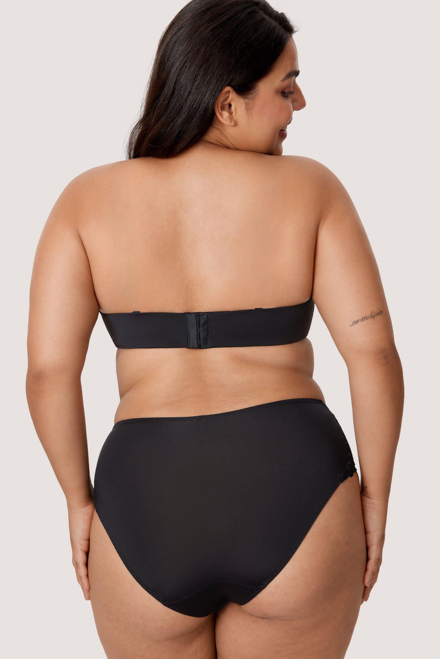 Trendy Strapless Bra with Underwire – Flattering Fit for Enhanced Feminine Look