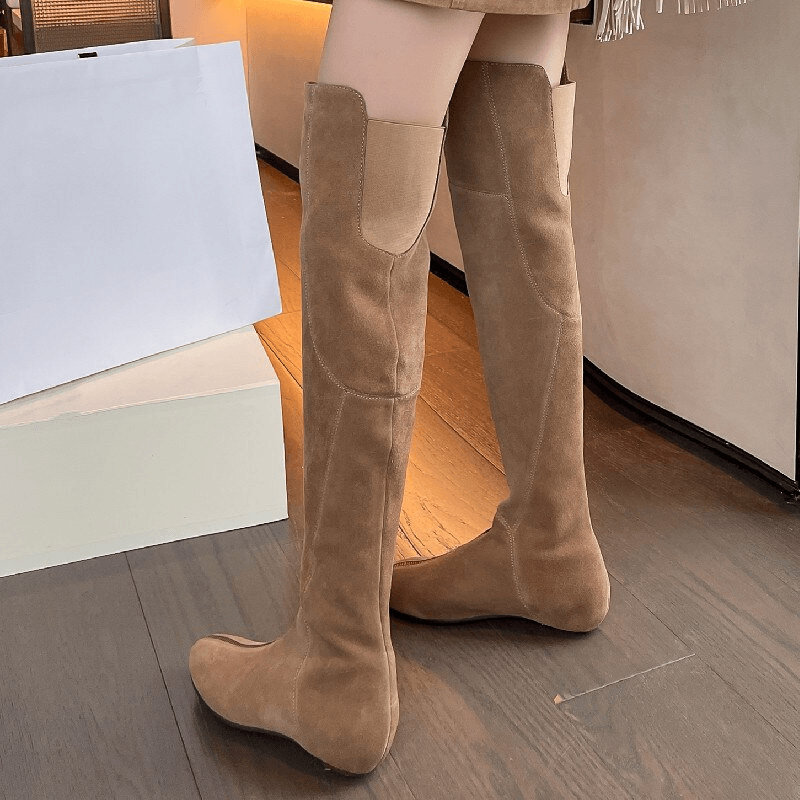 A very high leather boot combined with fashionable details for a strong appearance