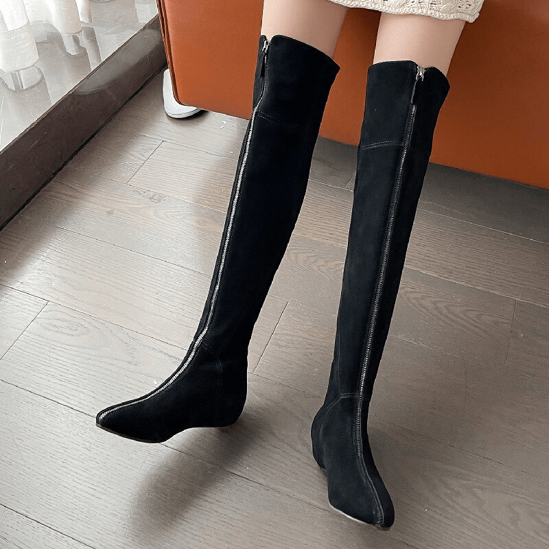 A very high leather boot combined with fashionable details for a strong appearance