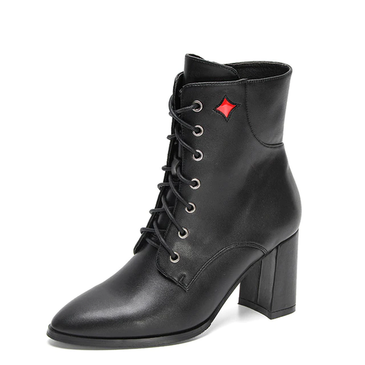 High cut Italian leather boot for a well-thought-out feminine look