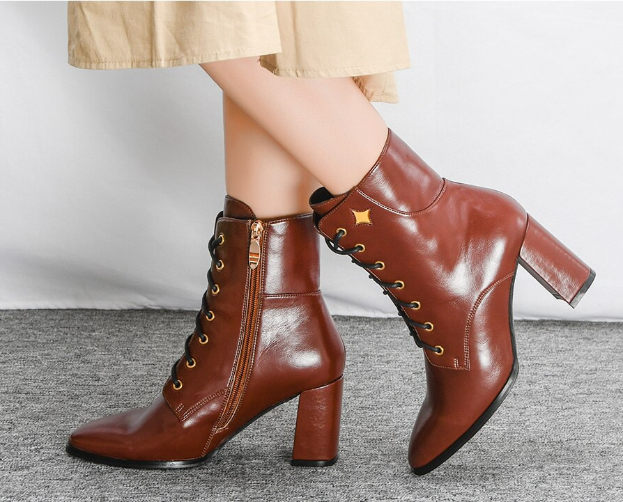 High cut Italian leather boot for a well-thought-out feminine look