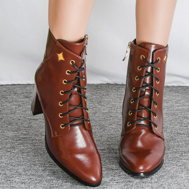 High cut Italian leather boot for a well-thought-out feminine look