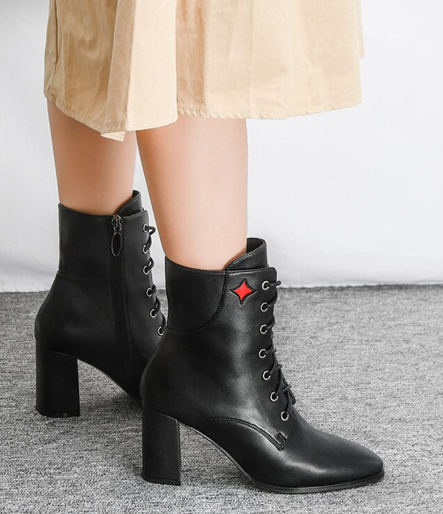 High cut Italian leather boot for a well-thought-out feminine look