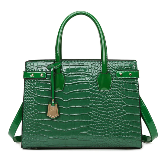 A unique snake-style lacquer bag for an impressive trendy performance