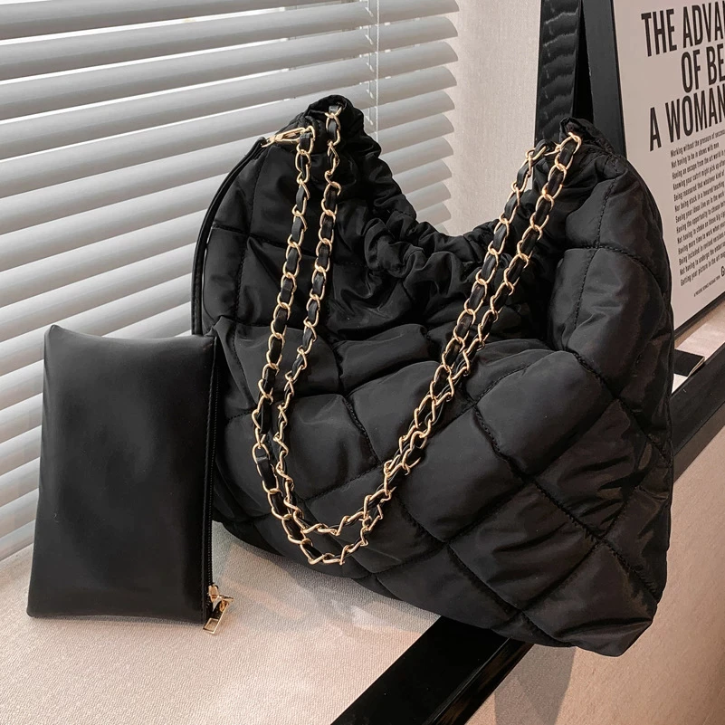 A spectacular bag combined with a shoulder grip necklace for a stylish look