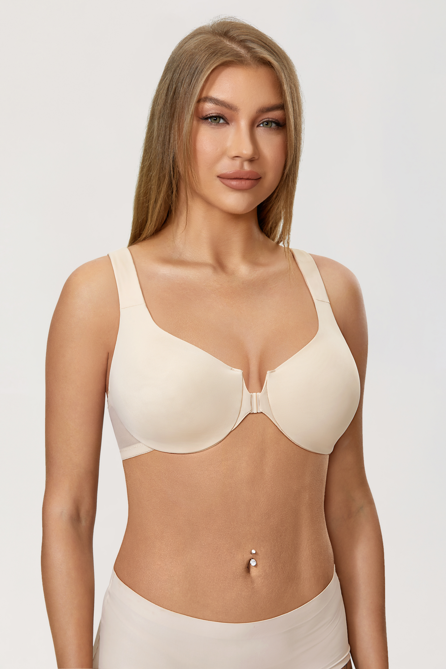 Feminine front-closing bra with bone support for supporting look