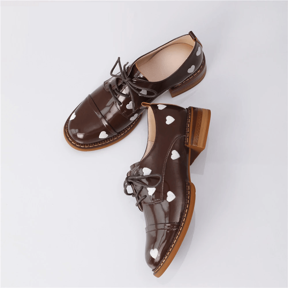 Perfect leather moccasin with a delicate heart finish for a precise feminine appearance