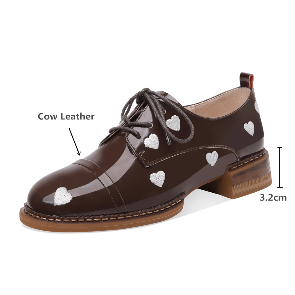 Perfect leather moccasin with a delicate heart finish for a precise feminine appearance