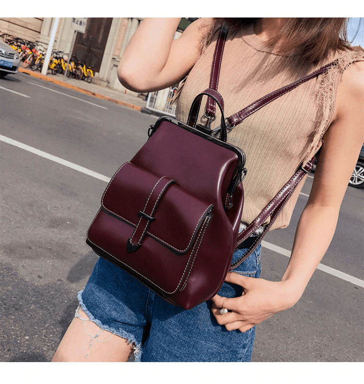 Elegant bag in trendy fashionable closure for a strong female performance