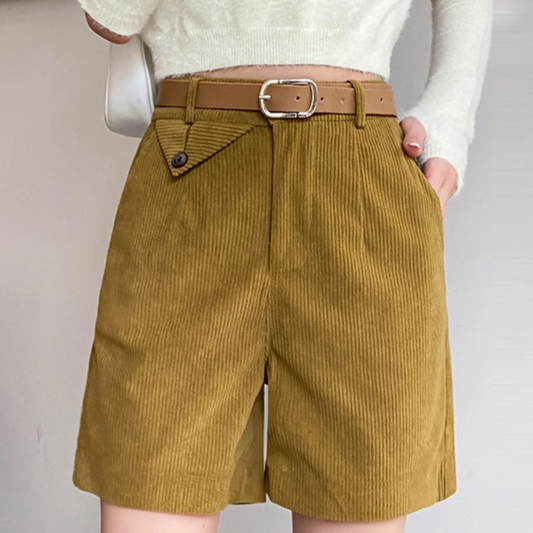 Corduroy shorts with a feminine finish with pockets for a hot trendy look