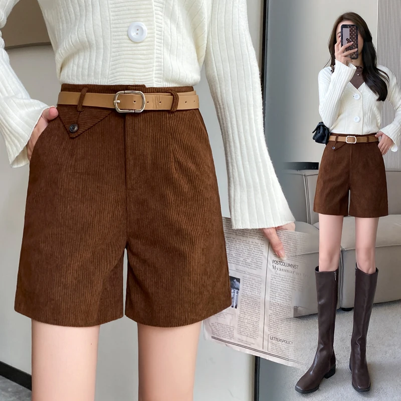 Corduroy shorts with a feminine finish with pockets for a hot trendy look