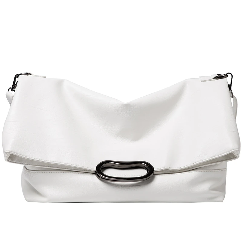 A stunning bag to carry in two spectacular fashionable shapes for a cool Italian look