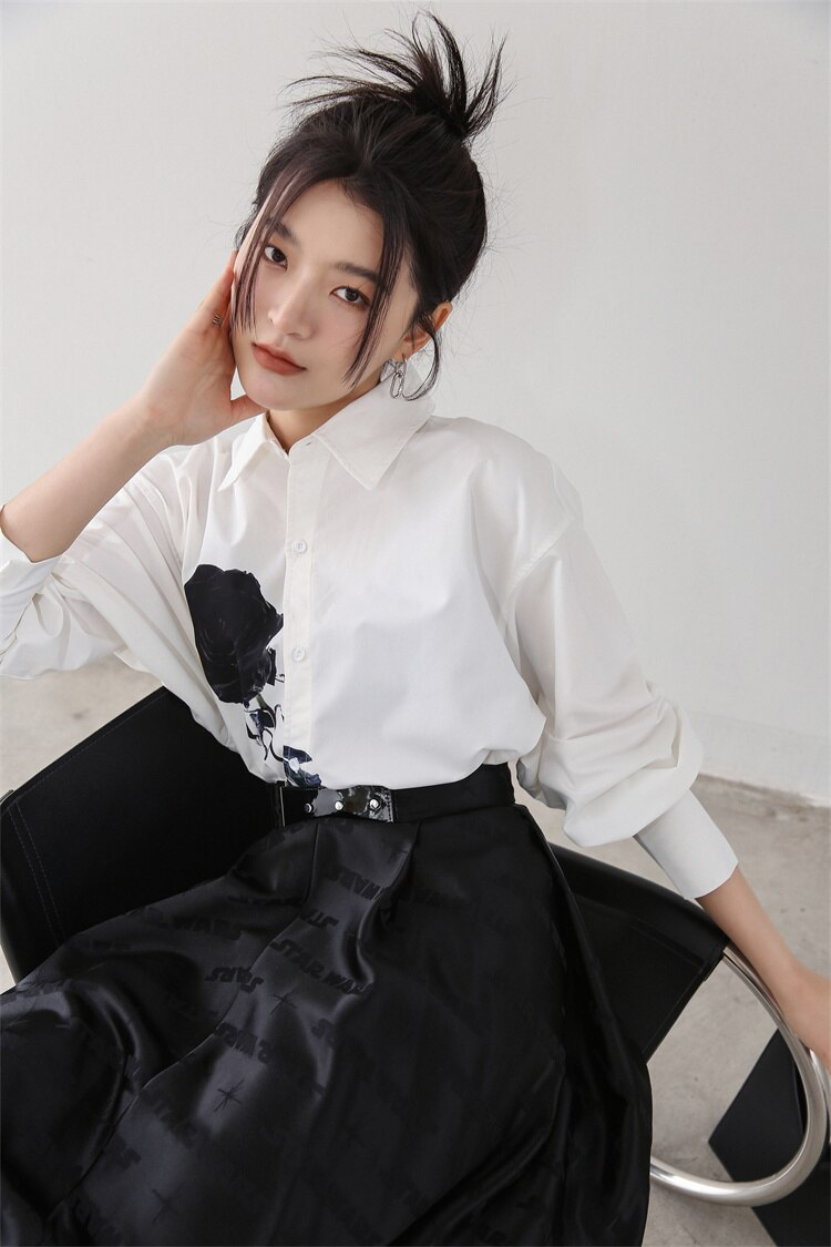 Perfect boyfrand blouse with black rose detailing for a magnetized look